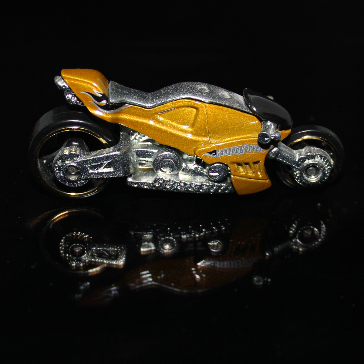 Hot-Wheels-Motorcycle-Canyon-Carver-L9925-Gold