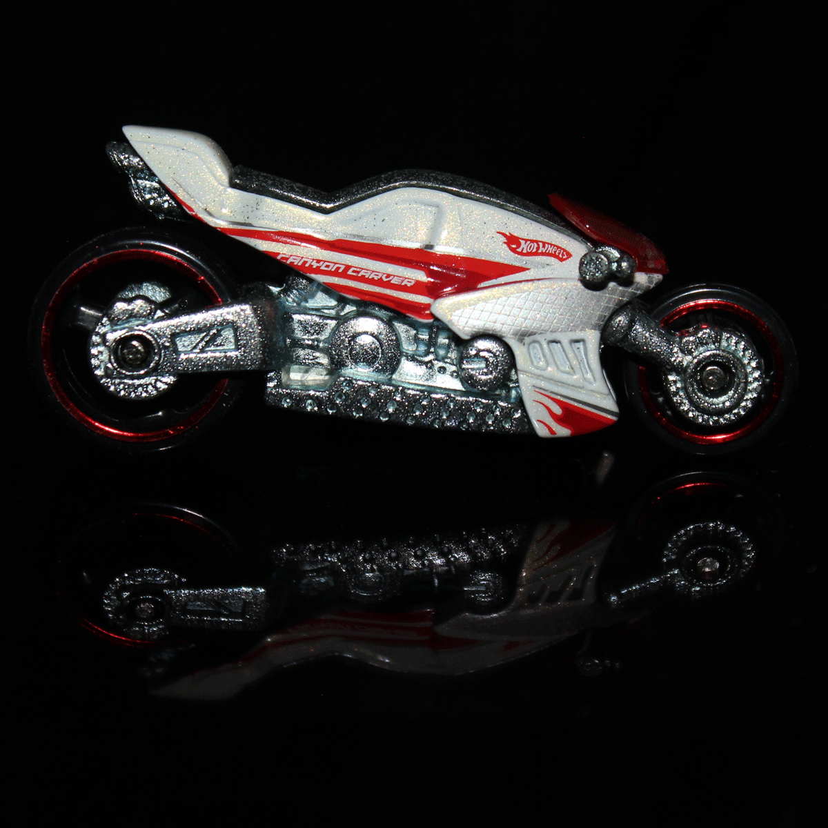Hot-Wheels-Motorcycle-Canyon-Carver-R7580-White