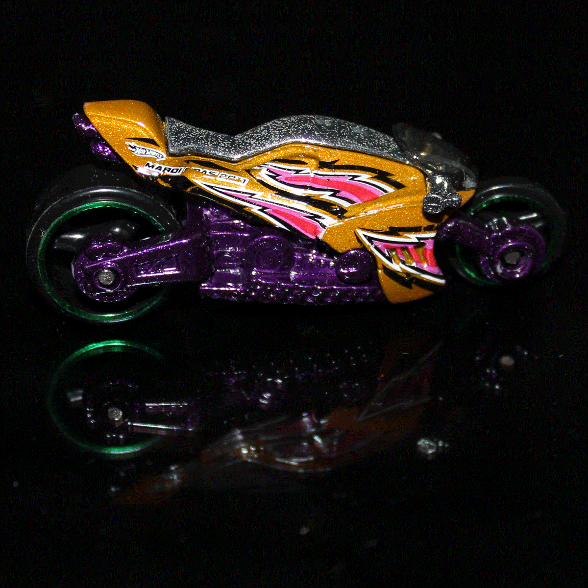 Hot-Wheels-Motorcycle-Canyon-Carver-V3087