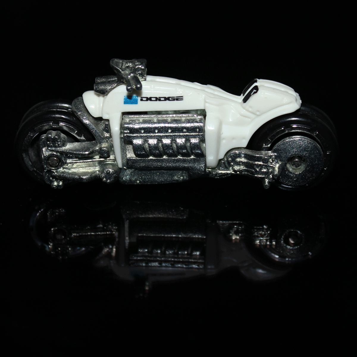 Hot-Wheels-Motorcycle-Dodge-Tomahawk-J3389-White