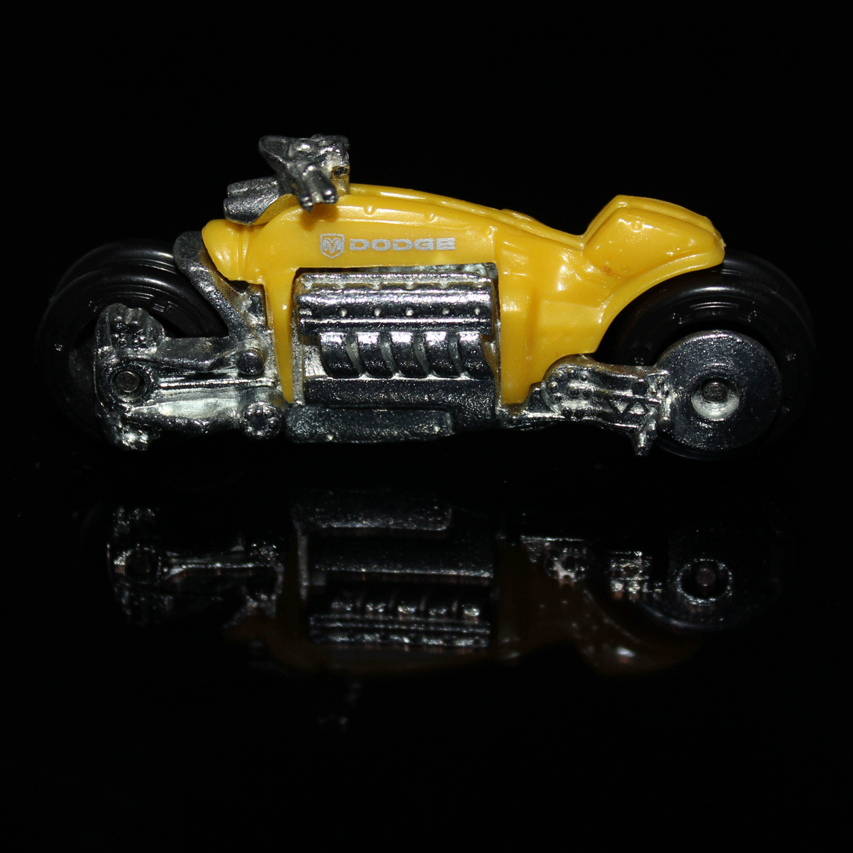 Hot-Wheels-Motorcycle-Dodge-Tomahawk-L3108-Yellow