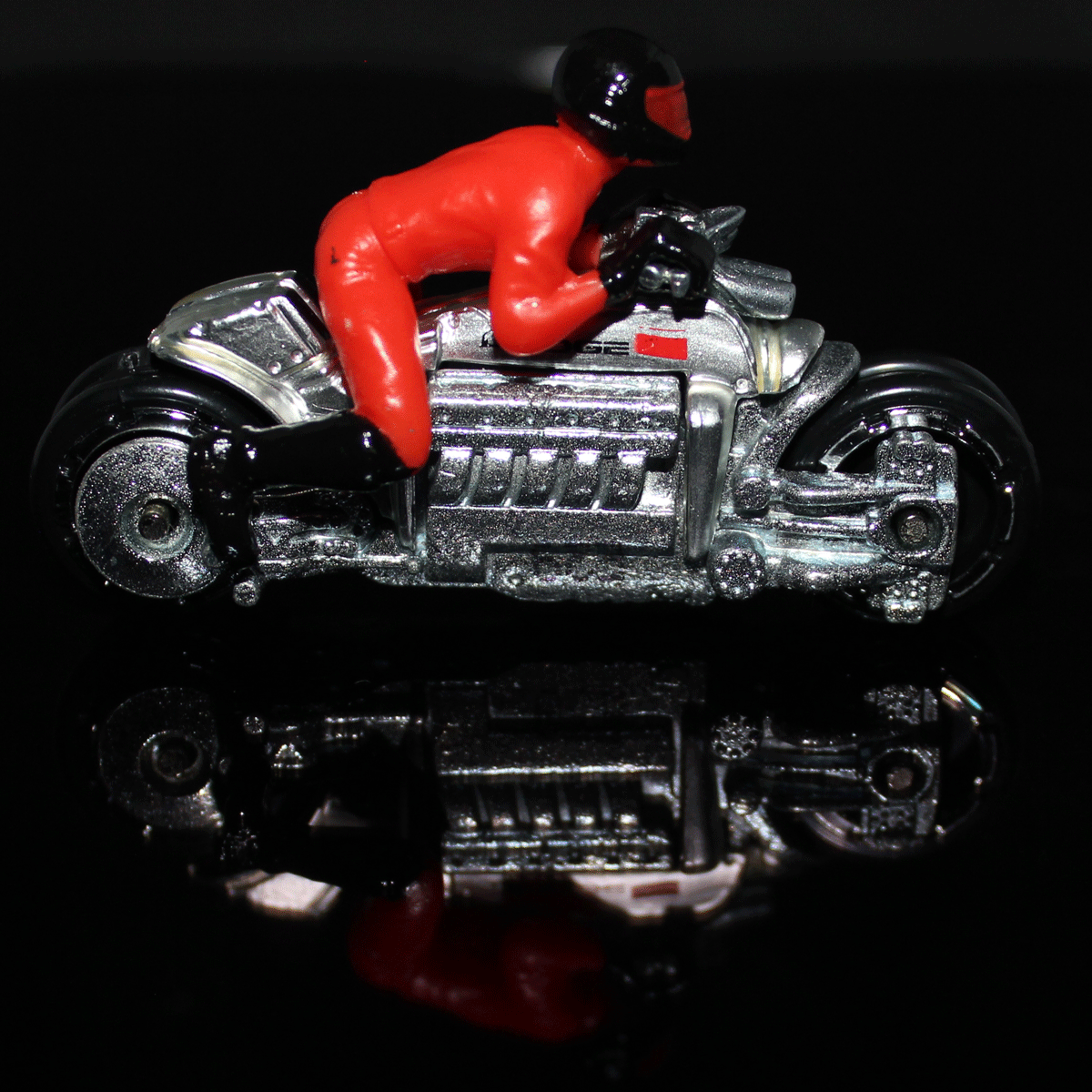 Hot-Wheels-Motorcycle-Dodge-Tomahawk-X2077