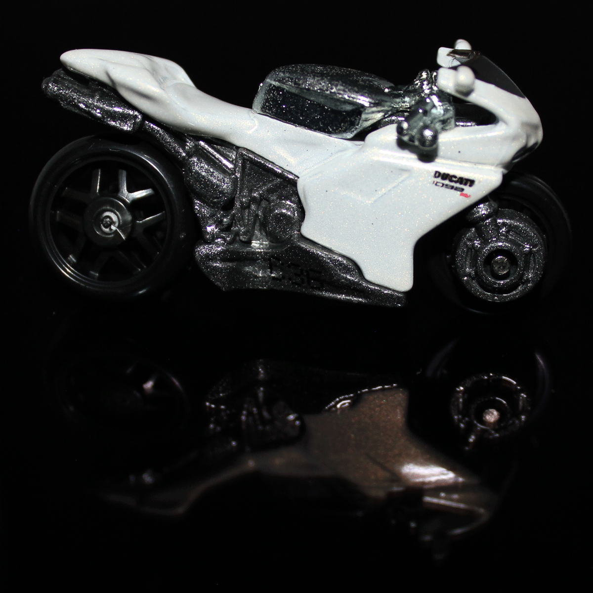 Hot-Wheels-Motorcycle-Ducati-1098R-R0933