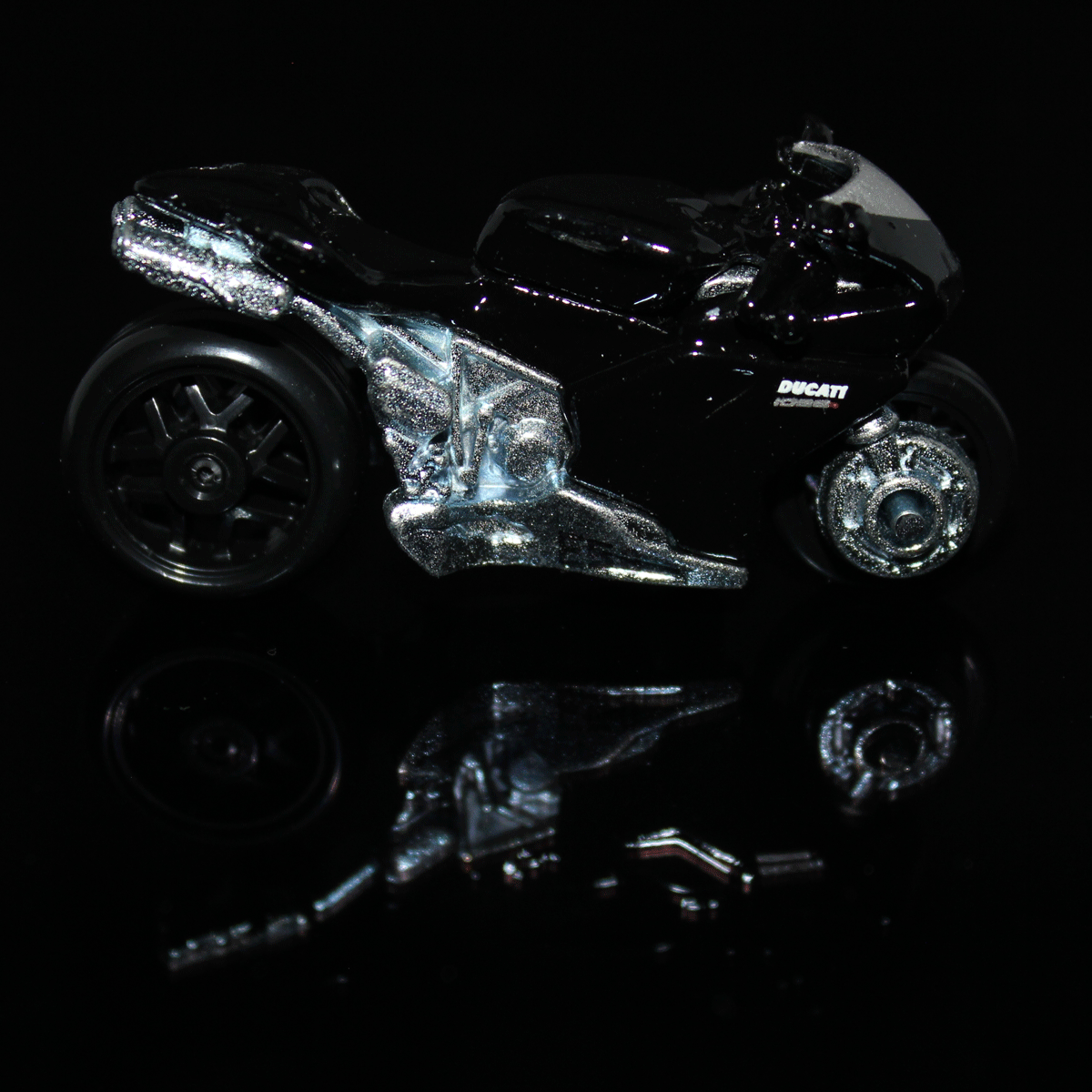 Hot-Wheels-Motorcycle-Ducati-1098R-X1784