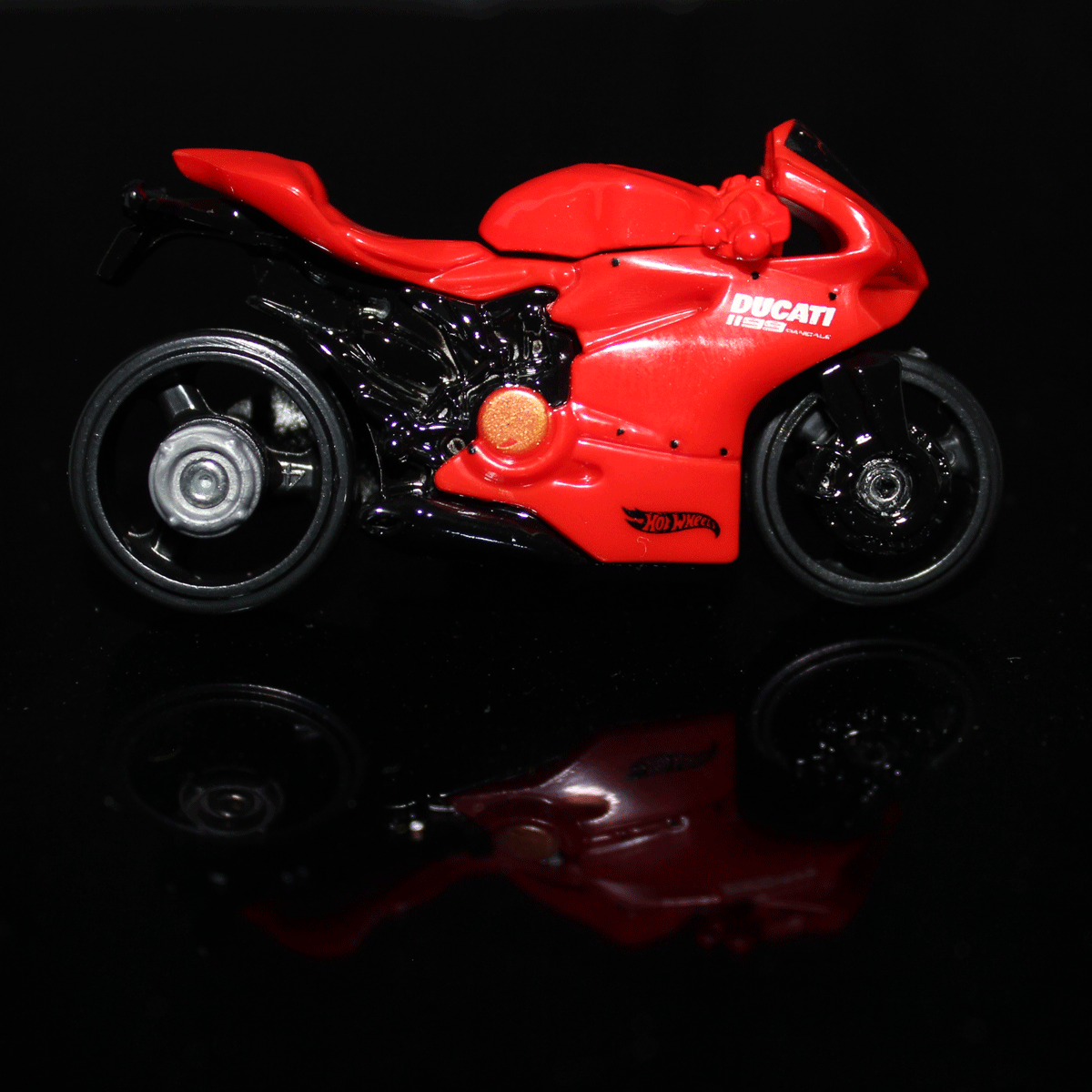 Hot-Wheels-Motorcycle-Ducati-1199-Panigale-BDC78