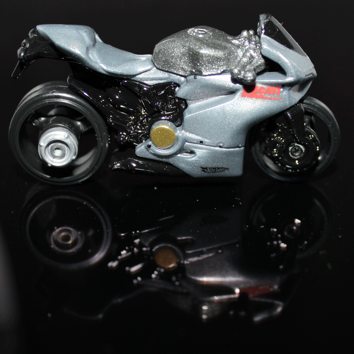 Hot-Wheels-Motorcycle-Ducati-1199-Panigale-CFH92