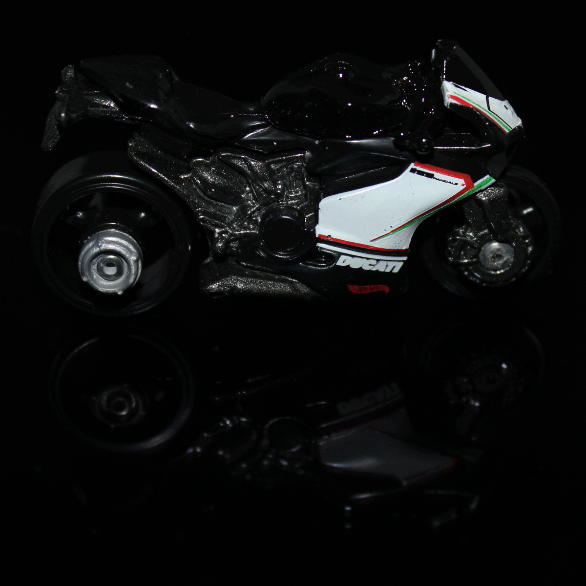 Hot-Wheels-Motorcycle-Ducati-1199-Panigale-DVC02