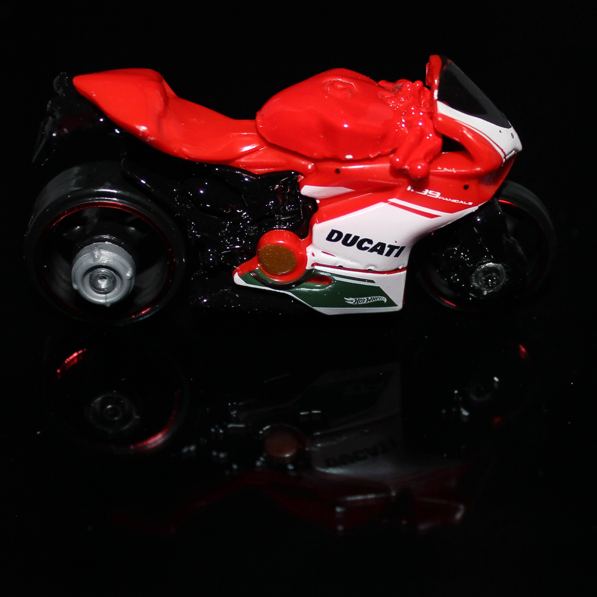 Hot-Wheels-Motorcycle-Ducati-1199-Panigale-FYF38