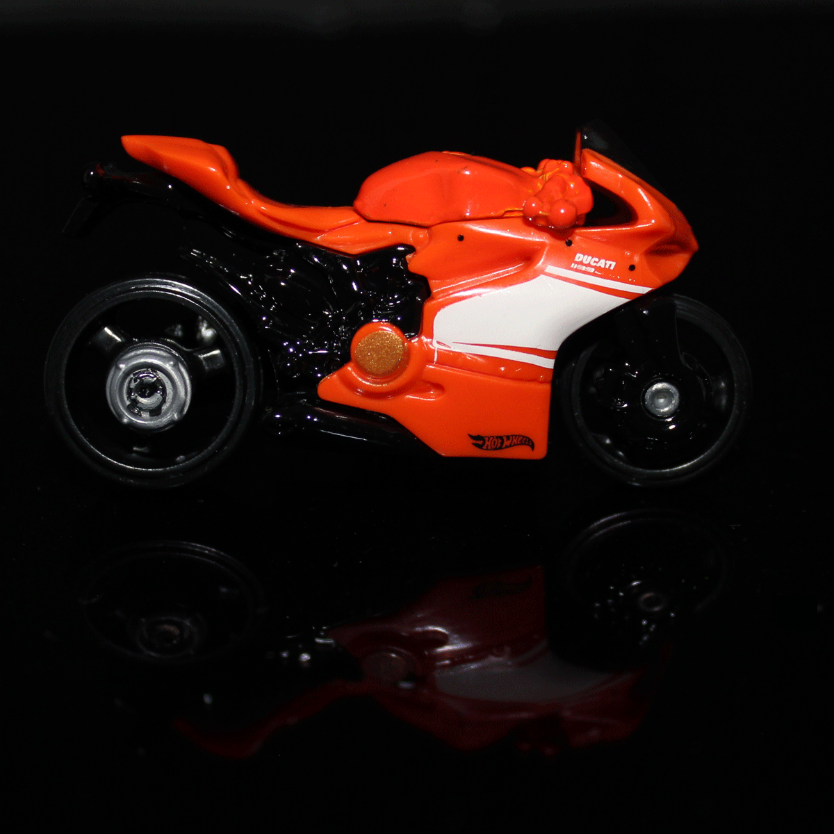 Hot-Wheels-Motorcycle-Ducati-1199-Superleggers-DHR38