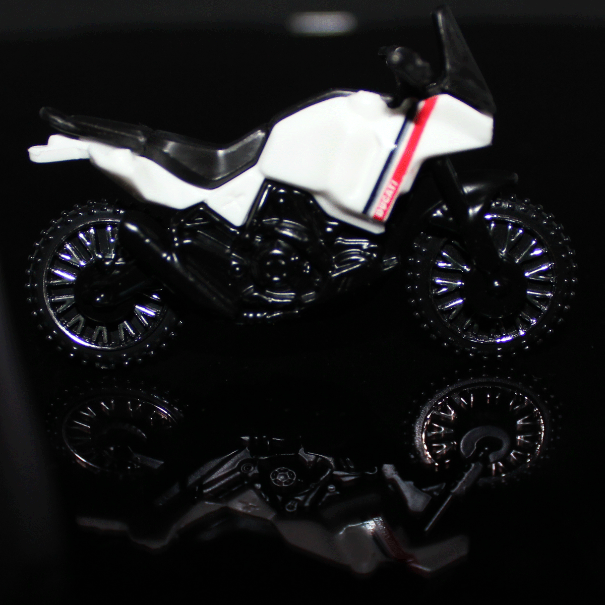 Hot-Wheels-Motorcycle-Ducati-DesertX-HKG32