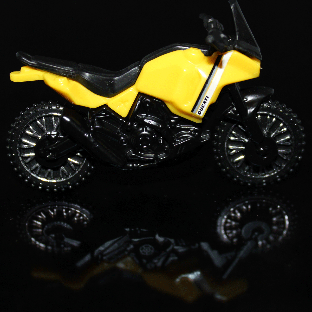 Hot-Wheels-Motorcycle-Ducati-DesertX-HKK31