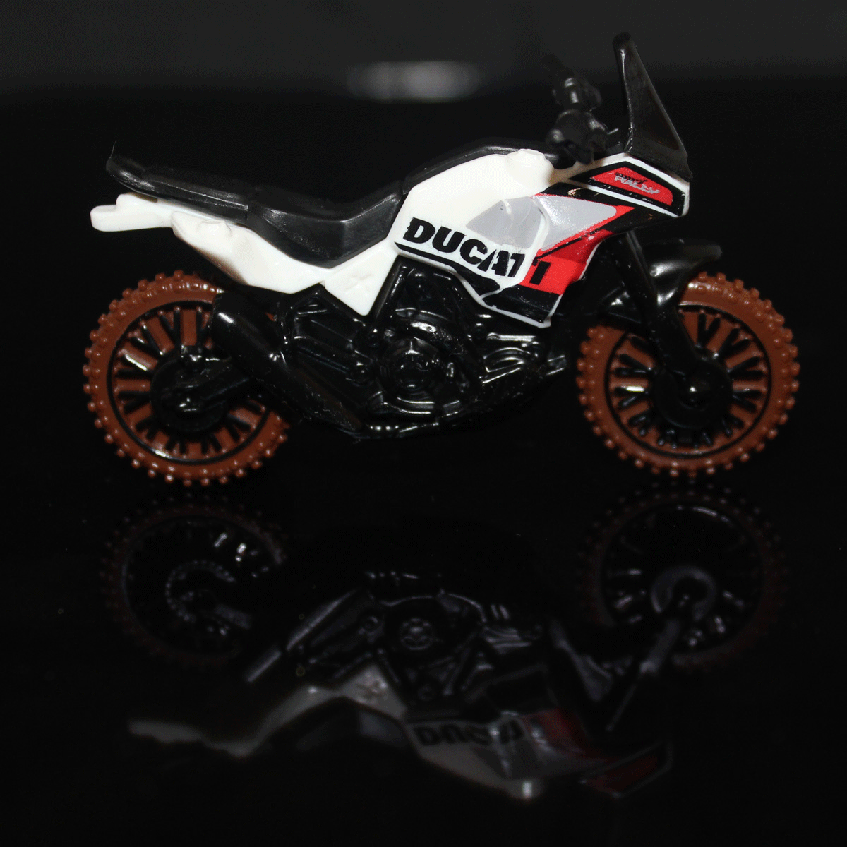 Hot-Wheels-Motorcycle-Ducati-DesertX-HTB26