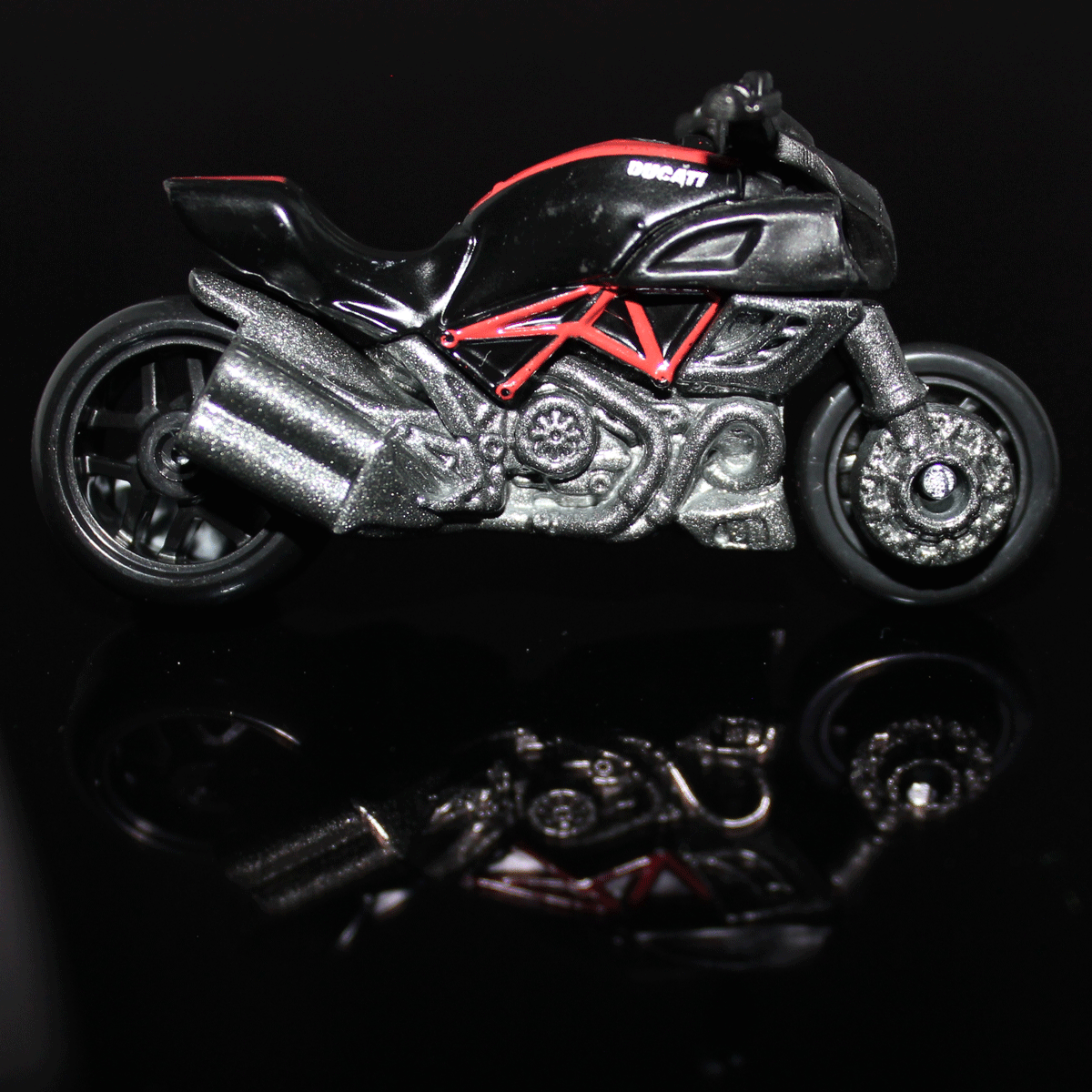 Hot-Wheels-Motorcycle-Ducati-Diavel-DHR39