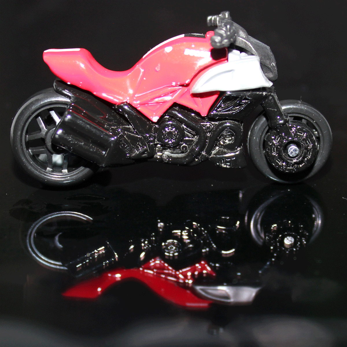 Hot-Wheels-Motorcycle-Ducati-Diavel-X1641