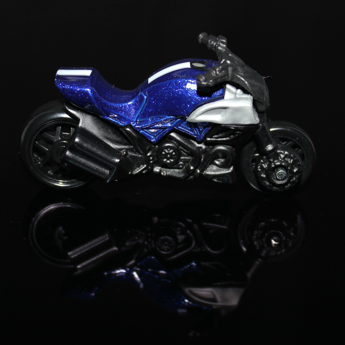 Hot-Wheels-Motorcycle-Ducati-Diavel-X1866