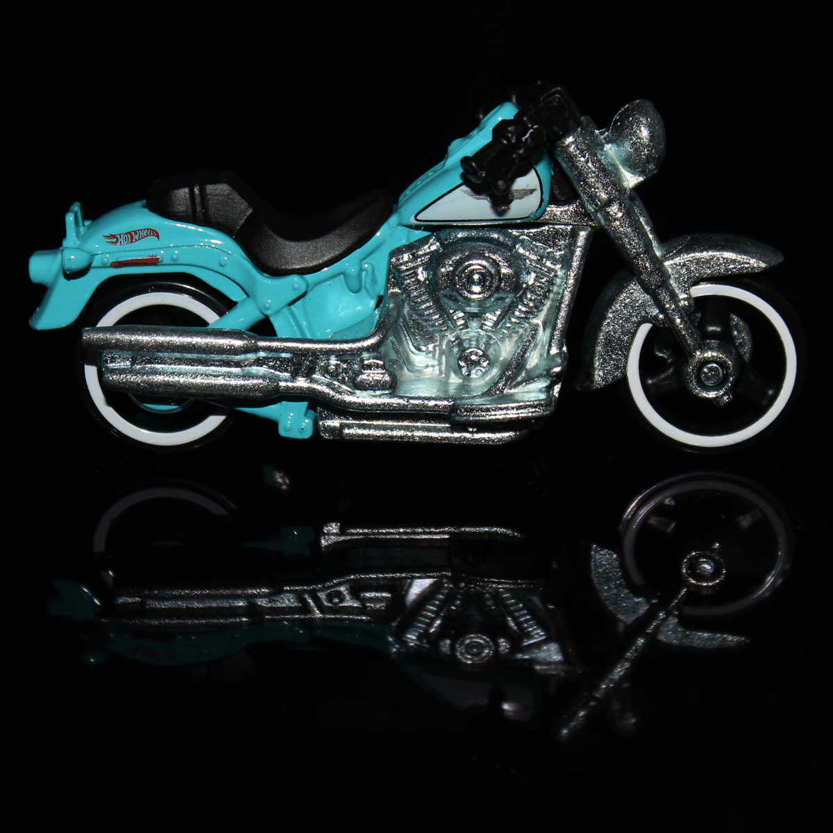Hot-Wheels-Motorcycle-Harley-Davidson-Fat-Boy_BFD80