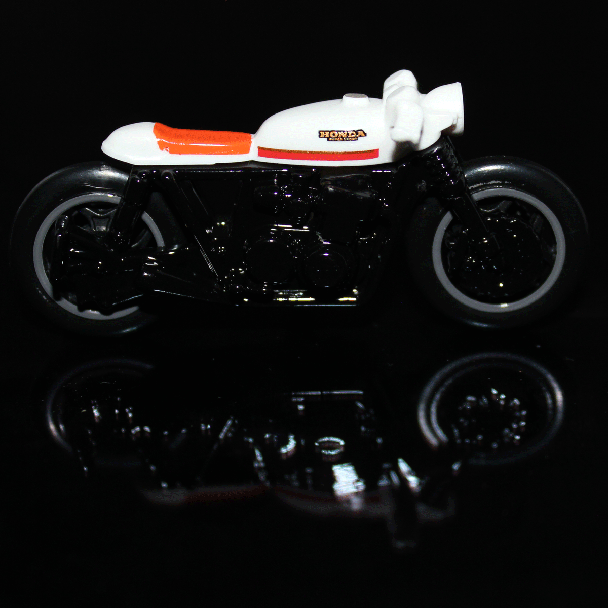 Hot-Wheels-Motorcycle-Honda-CB750-Cafe-Racer-HKK34