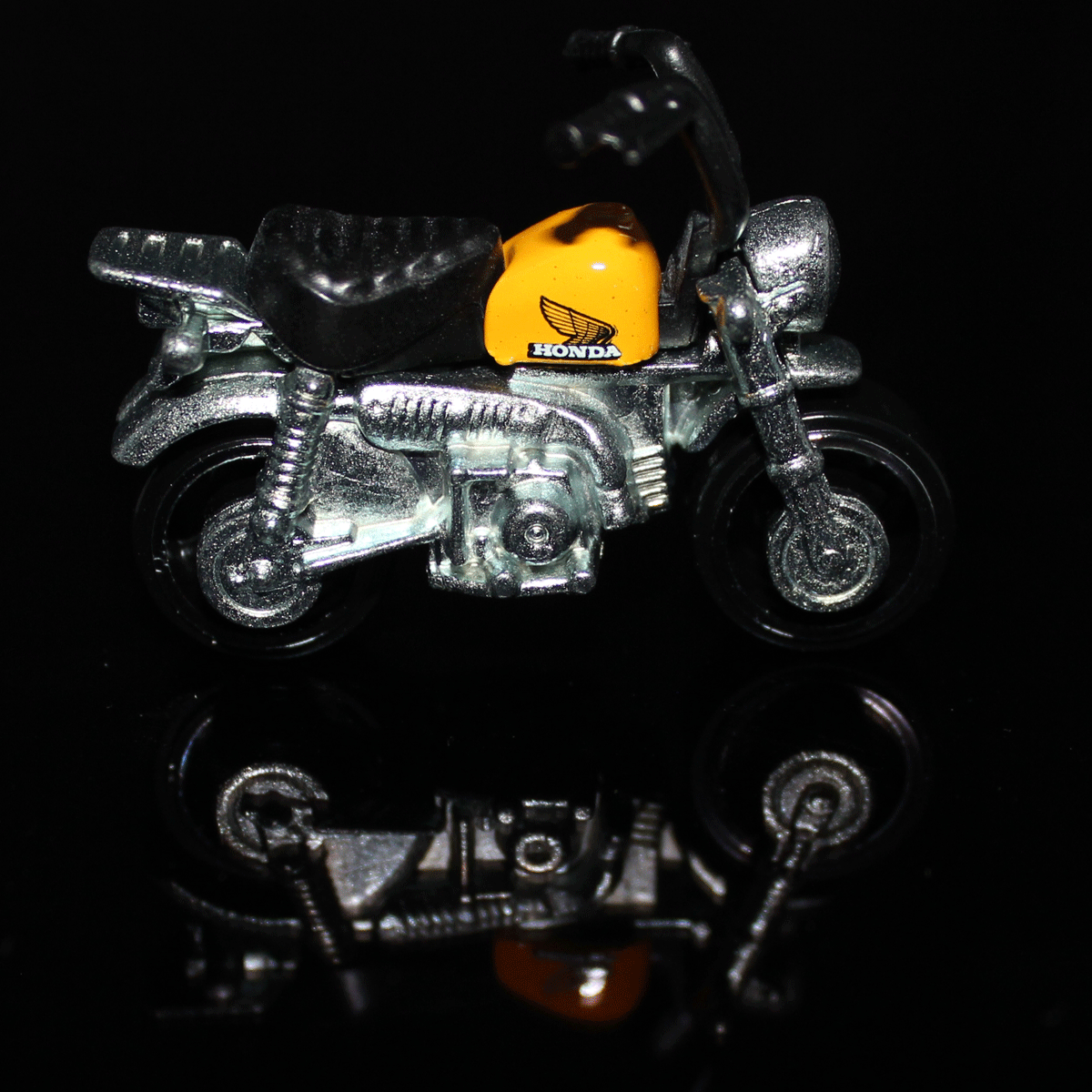 Hot-Wheels-Motorcycle-Honda-Monkey-Z50-DHX42