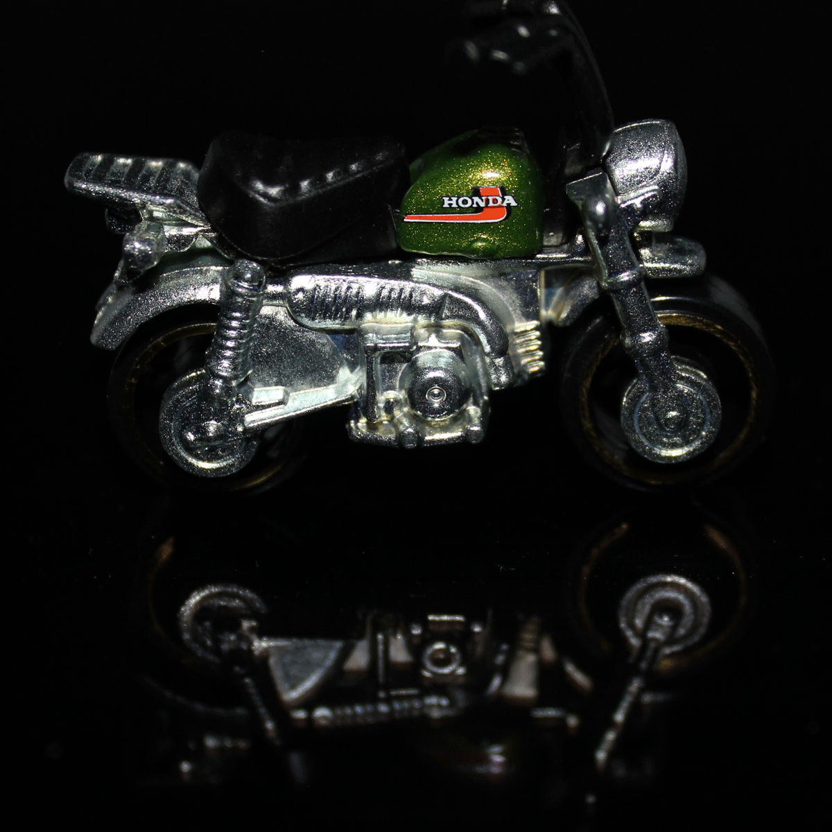 Hot-Wheels-Motorcycle-Honda-Monkey-Z50-FKD27
