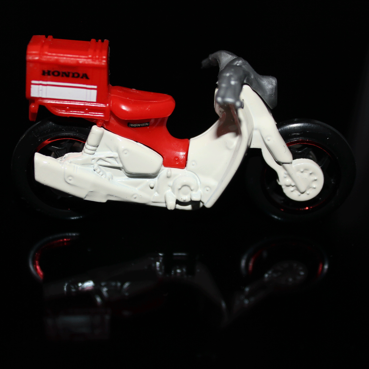 Hot-Wheels-Motorcycle-Honda-Super-Cub-Custom-HKG43