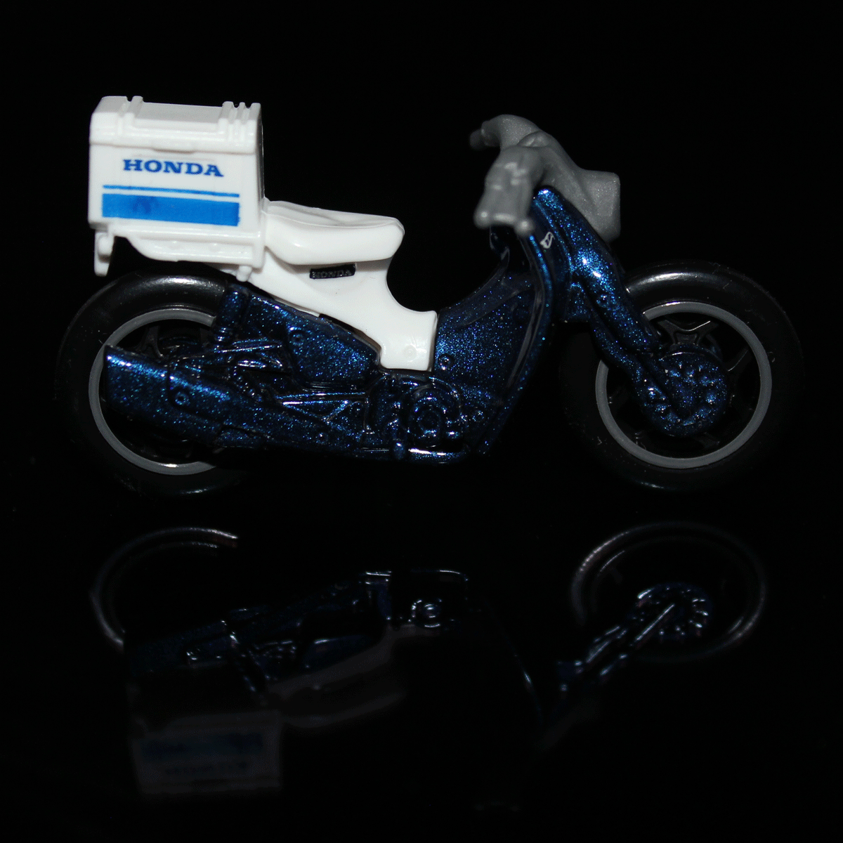 Hot-Wheels-Motorcycle-Honda-Super-Cub-Custom-HKK33
