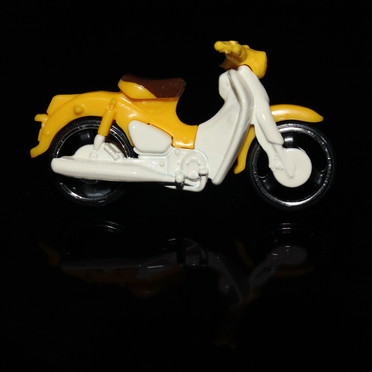 Hot-Wheels-Motorcycle-Honda-Super-Cub-HKK32