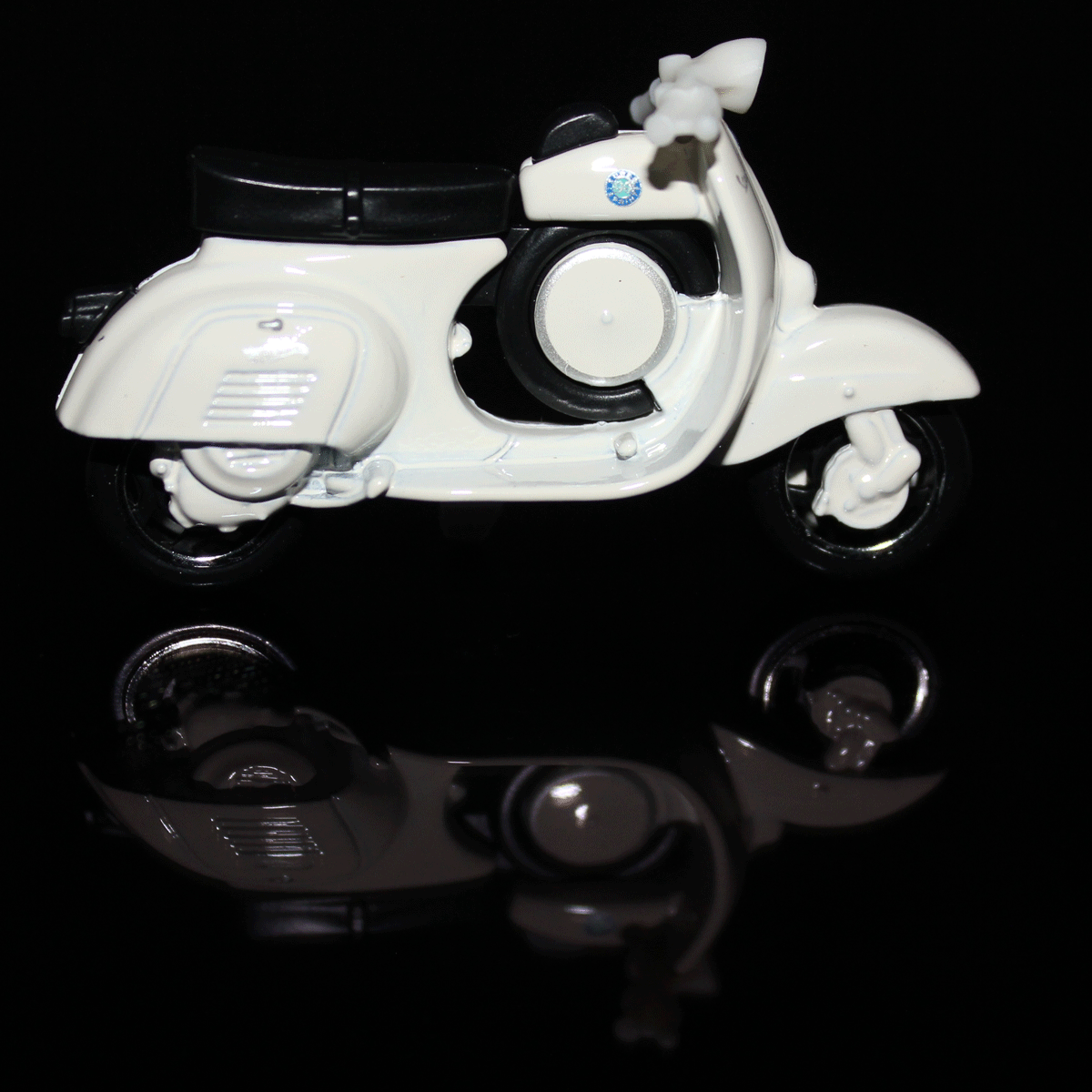 Hot-Wheels-Motorcycle-Vespa-90-SS-Super-Sprint-1966-JBB07