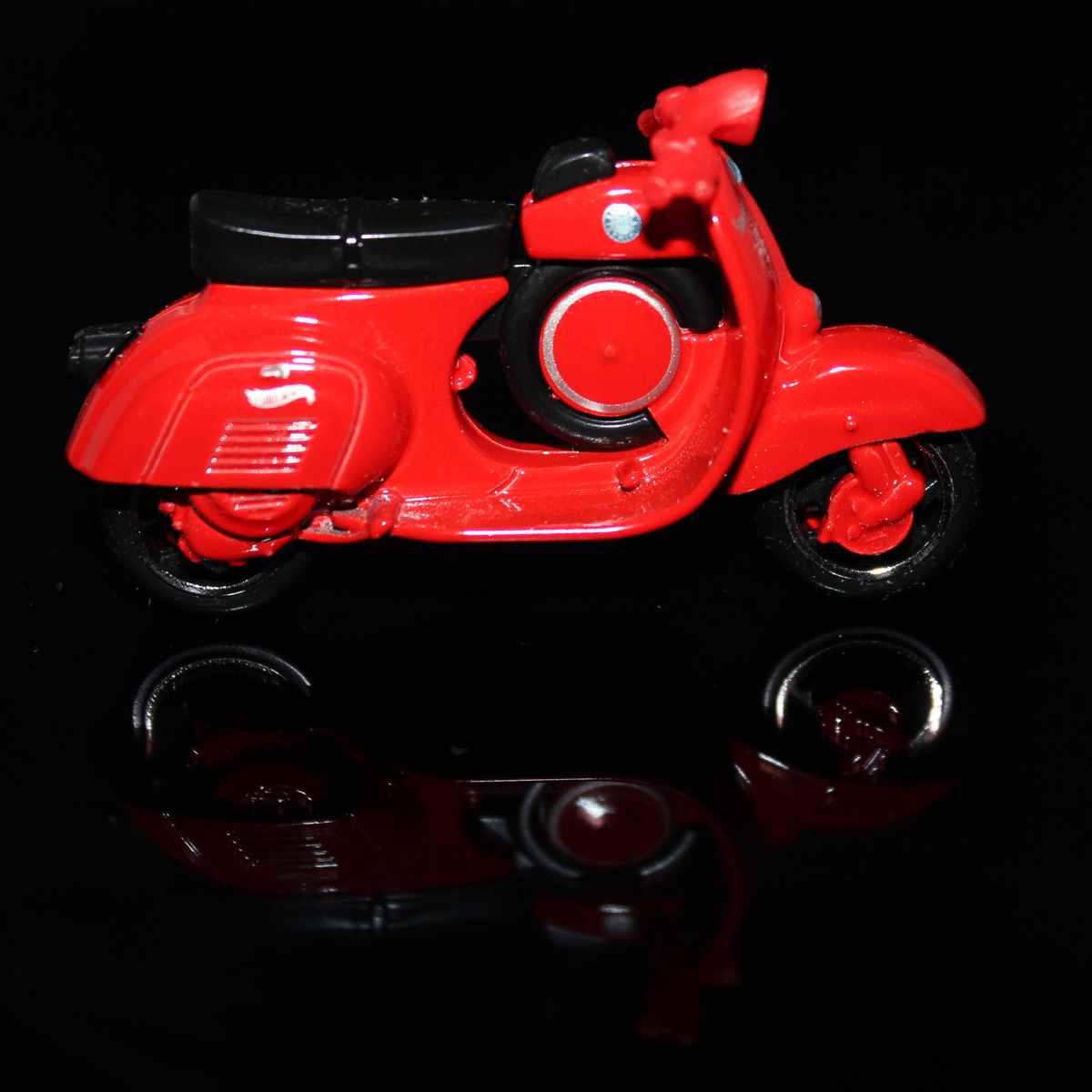 Hot-Wheels_Motorcycle-Vespa-90-SS-Super-Sprint-HRY52