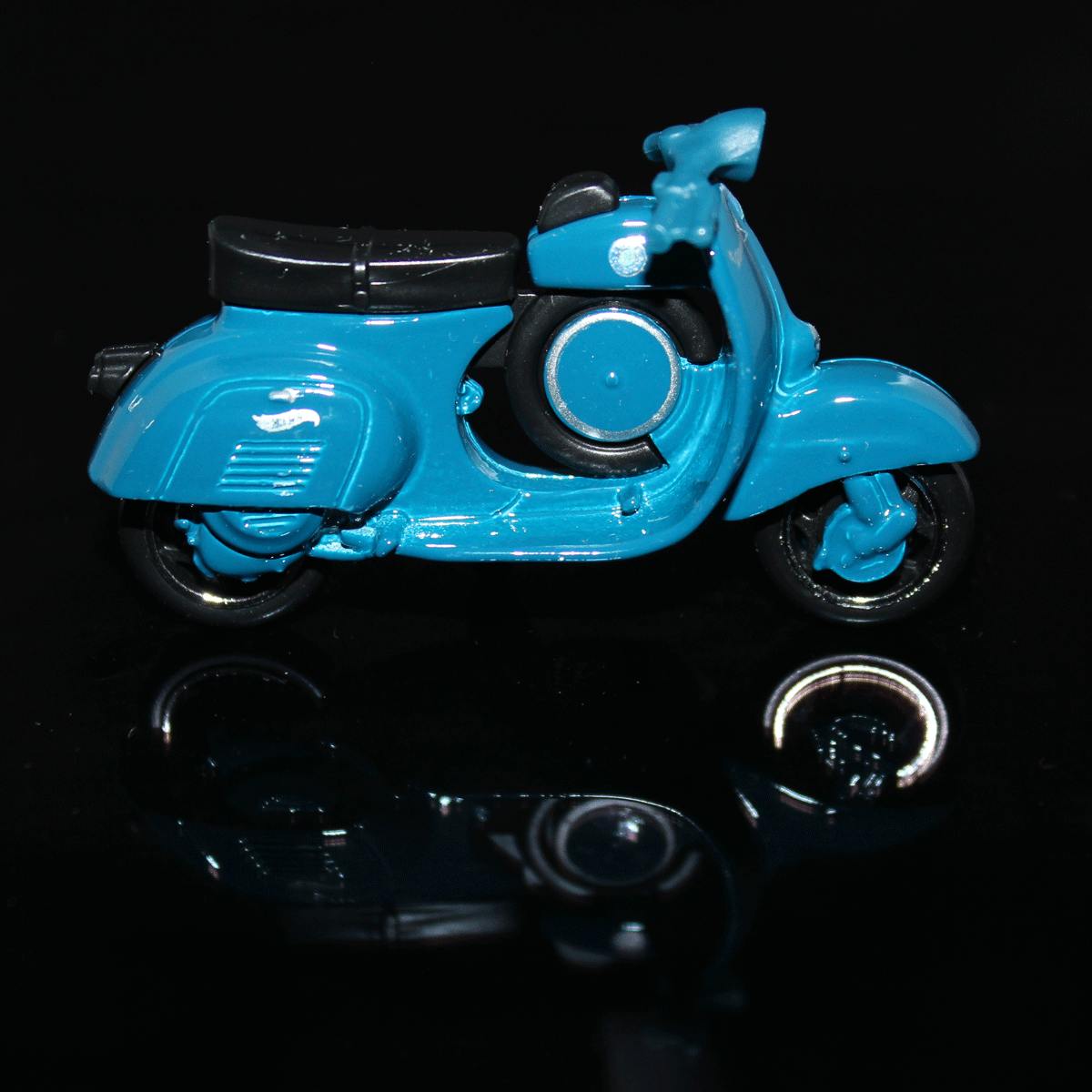 Hot-Wheels_Motorcycle-Vespa-90-SS-Super-Sprint-HTD23